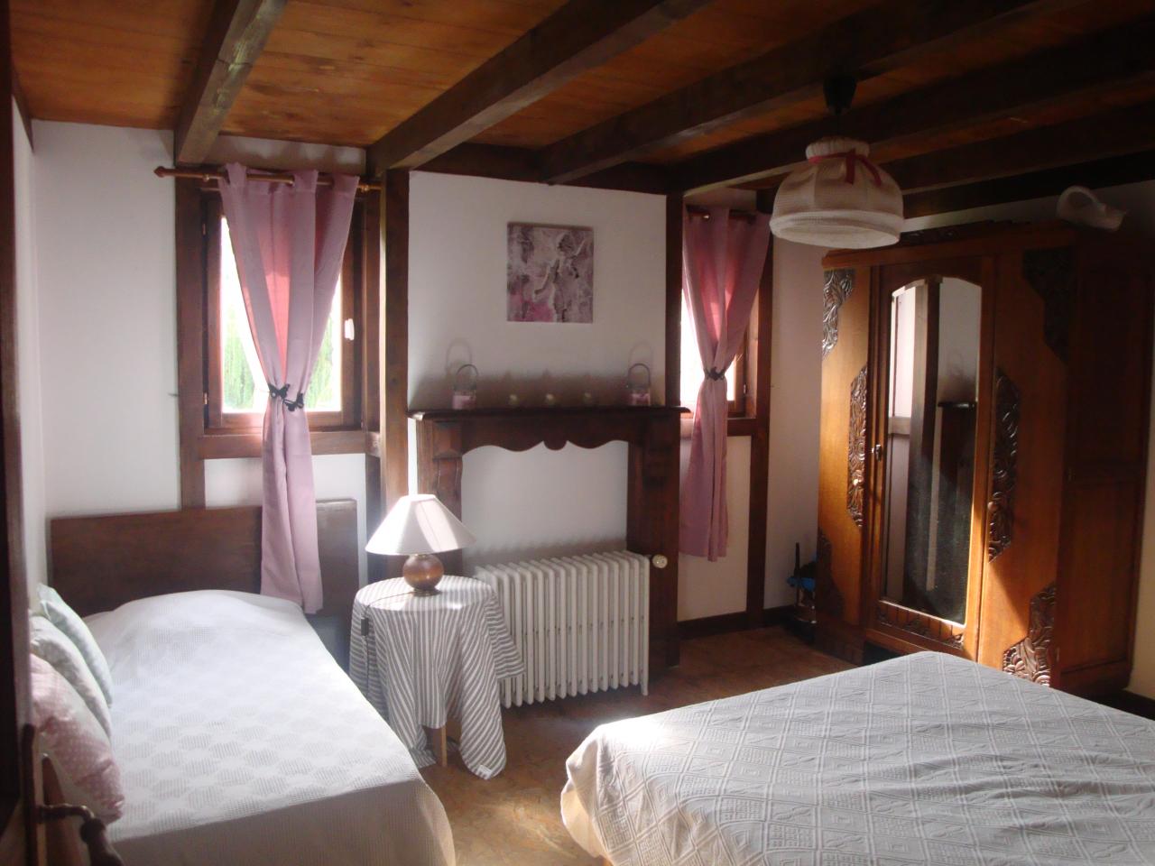 DSC09158 chambre parentale gite 546 1LIT 140 1 LIT 90 